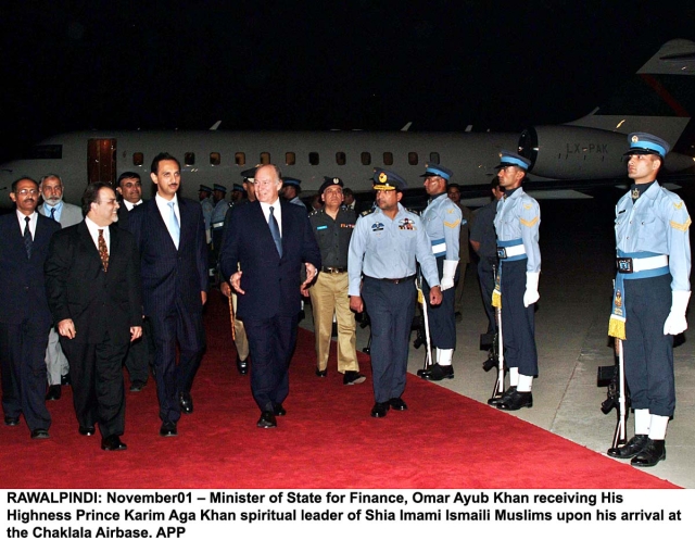 20061101rawalpindi02 RAWALPINDI: November01 – Minister of State for Finance, Omar Ayub Khan receiving His Highness Prince Karim Aga Khan spiritual leader of Shia Imami Ismaili Muslims upon his arrival at the Chaklala Airbase. APP